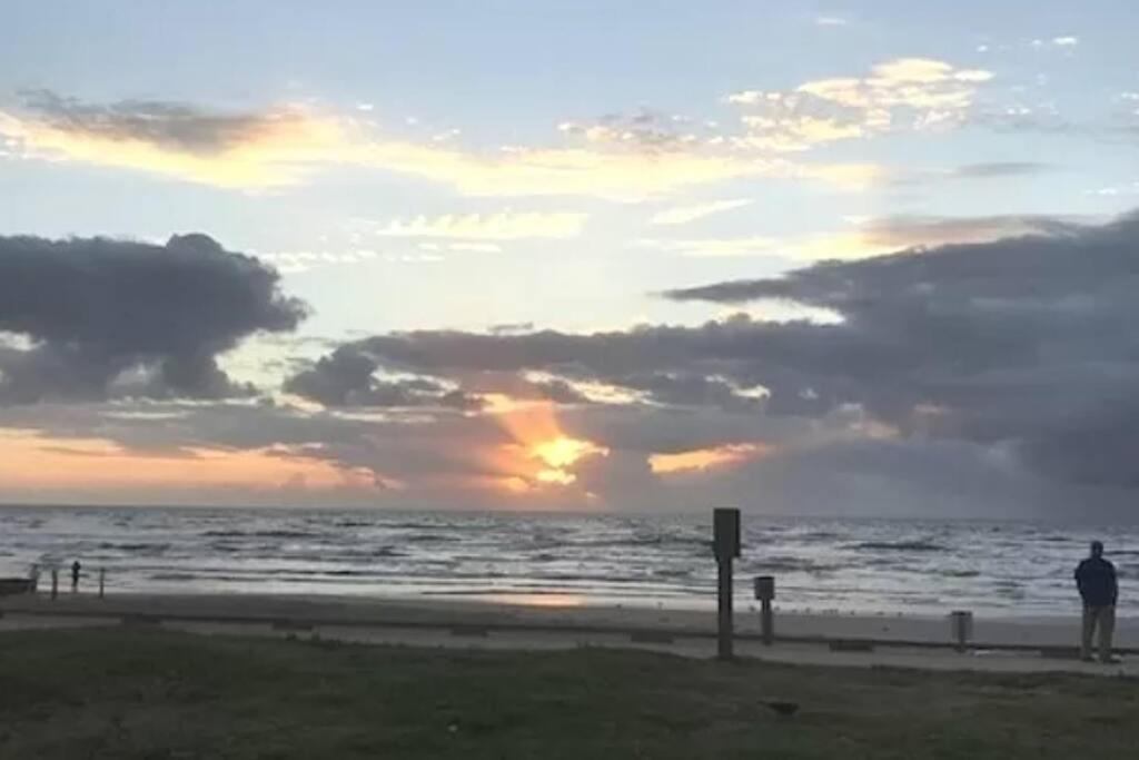 Cozy Beachside Condo With Pool View Corpus Christi Exterior photo